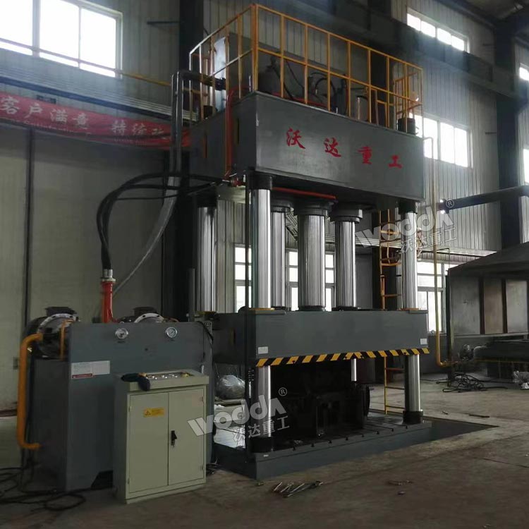 1000噸四柱液壓機加工彎管頭現場