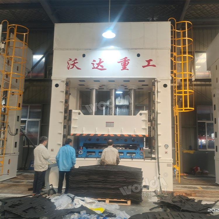 630噸汽車內飾件成型液壓機客戶車間現場 630噸汽車內飾件成型液壓機客戶車間現場