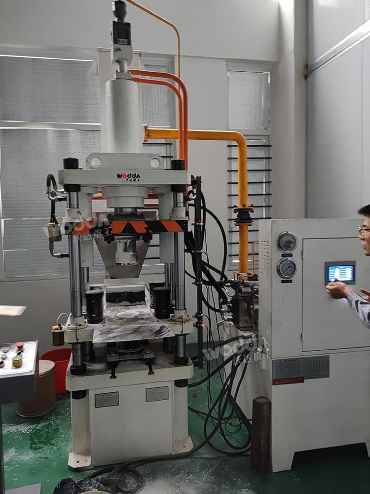 60噸粉末成型液壓機客戶現場 60噸粉末成型液壓機客戶現場