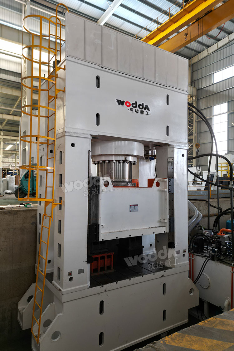 2500噸熱鍛法蘭盤(pán)成型液壓機(jī) 2500噸熱鍛法蘭盤(pán)成型液壓機(jī)