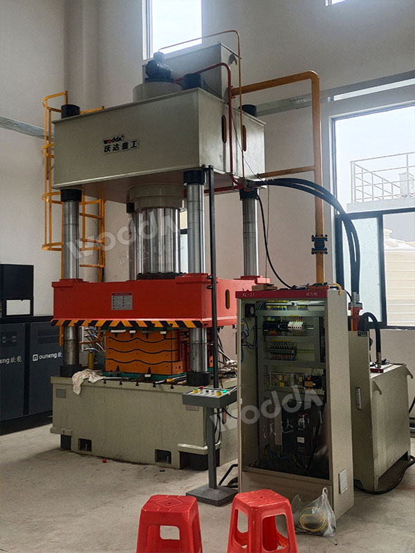 630噸防彈插板液壓機安轉調試 630噸防彈插板液壓機安轉調試