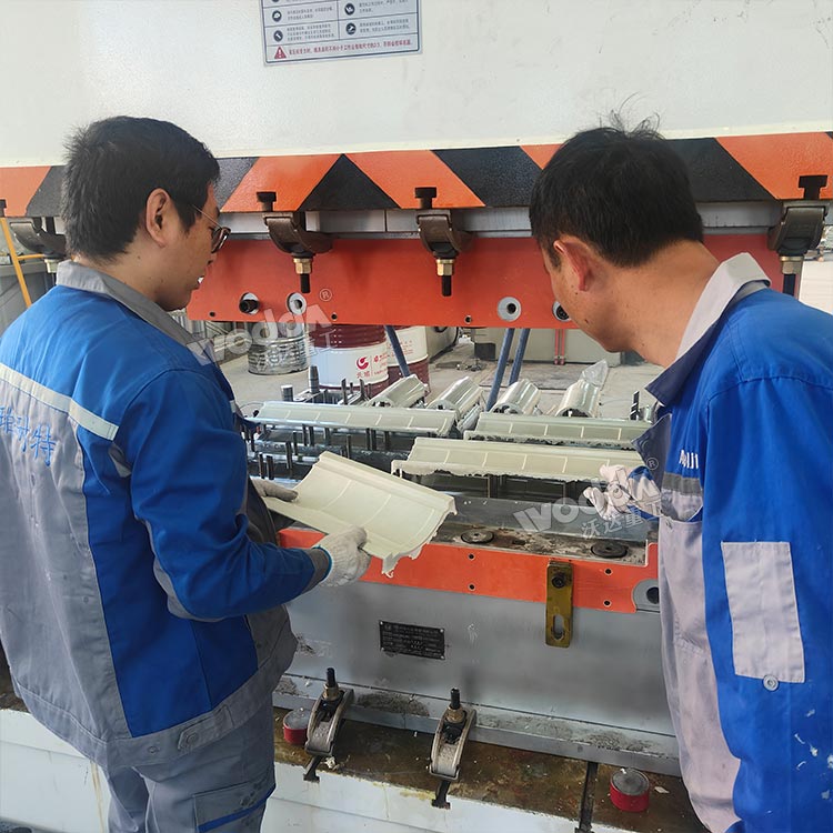 630噸復(fù)合材料成型液壓機(jī) 630噸復(fù)合材料成型液壓機(jī)