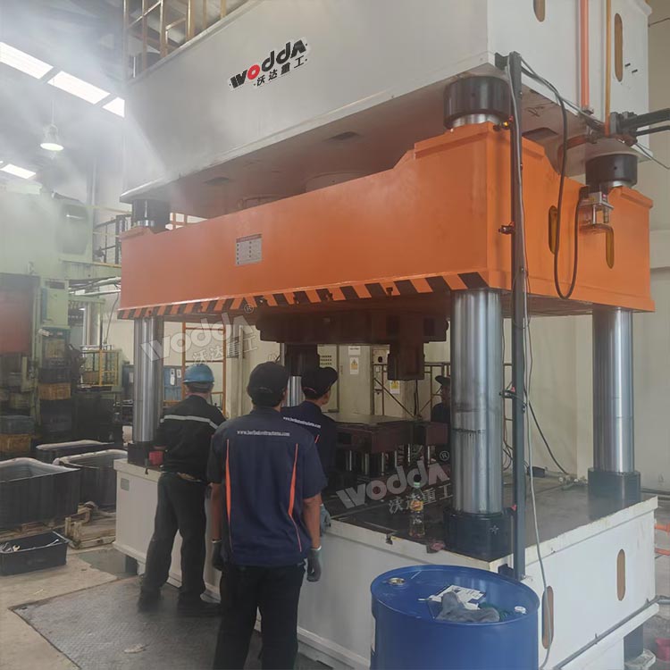 1000噸四柱液壓機試機現場