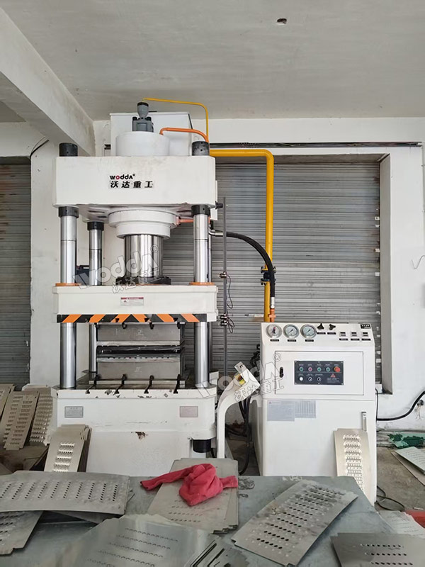 315噸不銹鋼地溝蓋板成型液壓機 315噸不銹鋼地溝蓋板成型液壓機