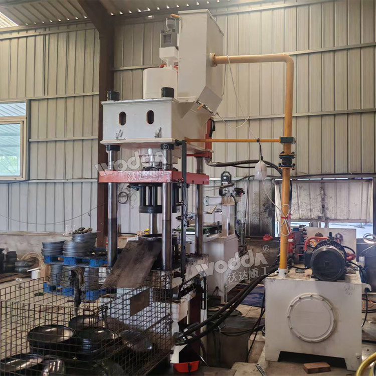 200噸封頭液壓機現場 200噸封頭液壓機現場