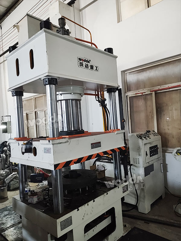 200噸四柱液壓機(jī) 200噸四柱液壓機(jī)