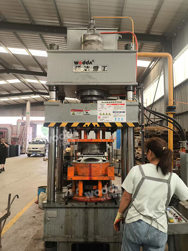 200噸封頭液壓機現場 200噸封頭液壓機現場