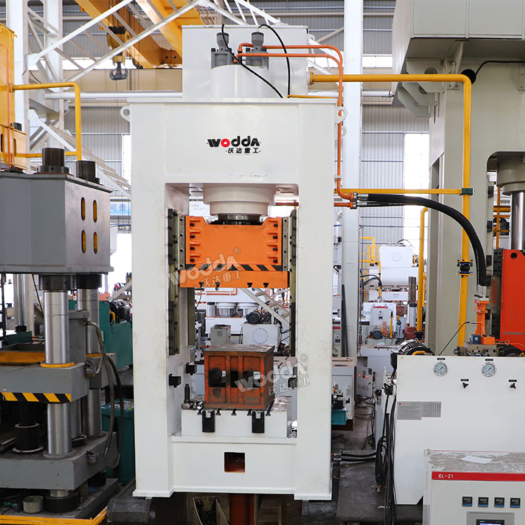 400噸框架式液壓機.jpg 400噸框架式液壓機.jpg