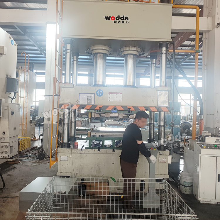 400噸四柱液壓機現場 400噸四柱液壓機現場