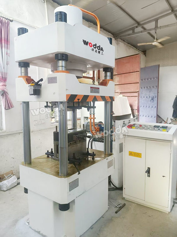 160噸四柱液壓機 160噸四柱液壓機