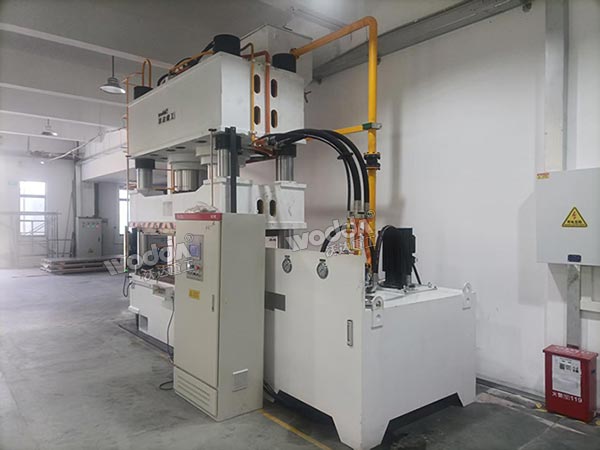 800噸液壓機現場 800噸液壓機現場