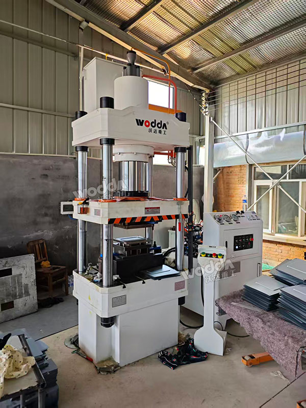 200噸四柱液壓機(jī) 200噸四柱液壓機(jī)