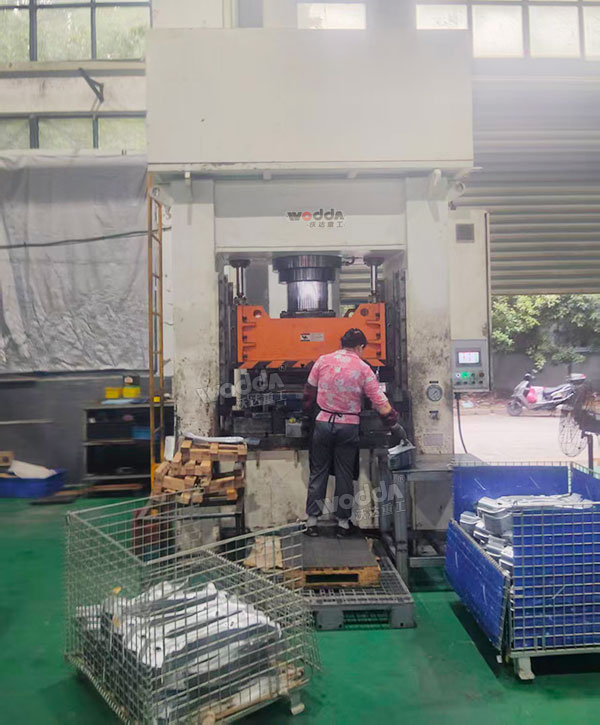 315噸框架式汽車配件成型液壓機現場 315噸框架式汽車配件成型液壓機現場