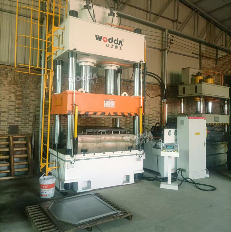 400噸汽車配件成型液壓機(jī) 400噸汽車配件成型液壓機(jī)