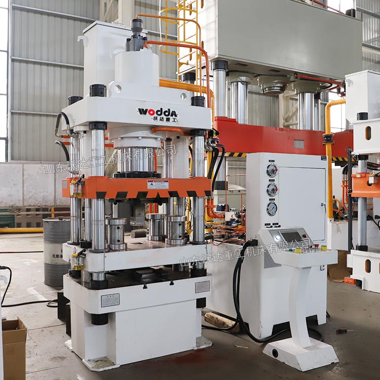 200噸四梁四柱液壓機車間調試完成 200噸四梁四柱液壓機車間調試完成