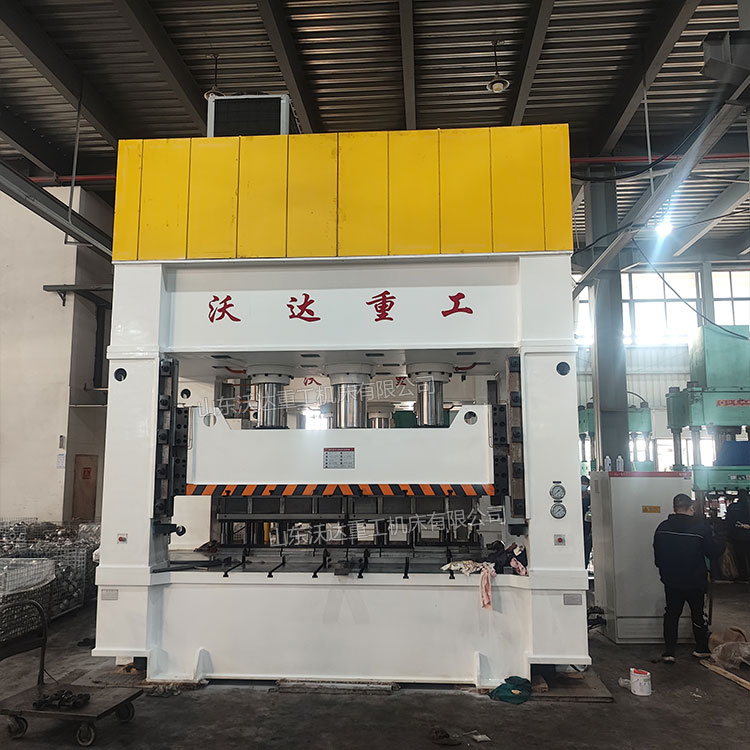 630噸汽車內飾件成型液壓機現場 630噸汽車內飾件成型液壓機現場